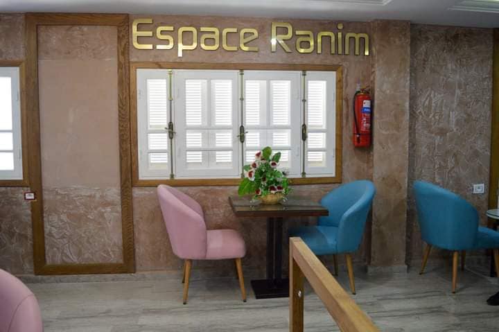 Découvrez le confort moderne de l'Hôtel Al Rayan, où des chambres accueillantes et des services de qualité vous attendent. Bienvenue chez nous !