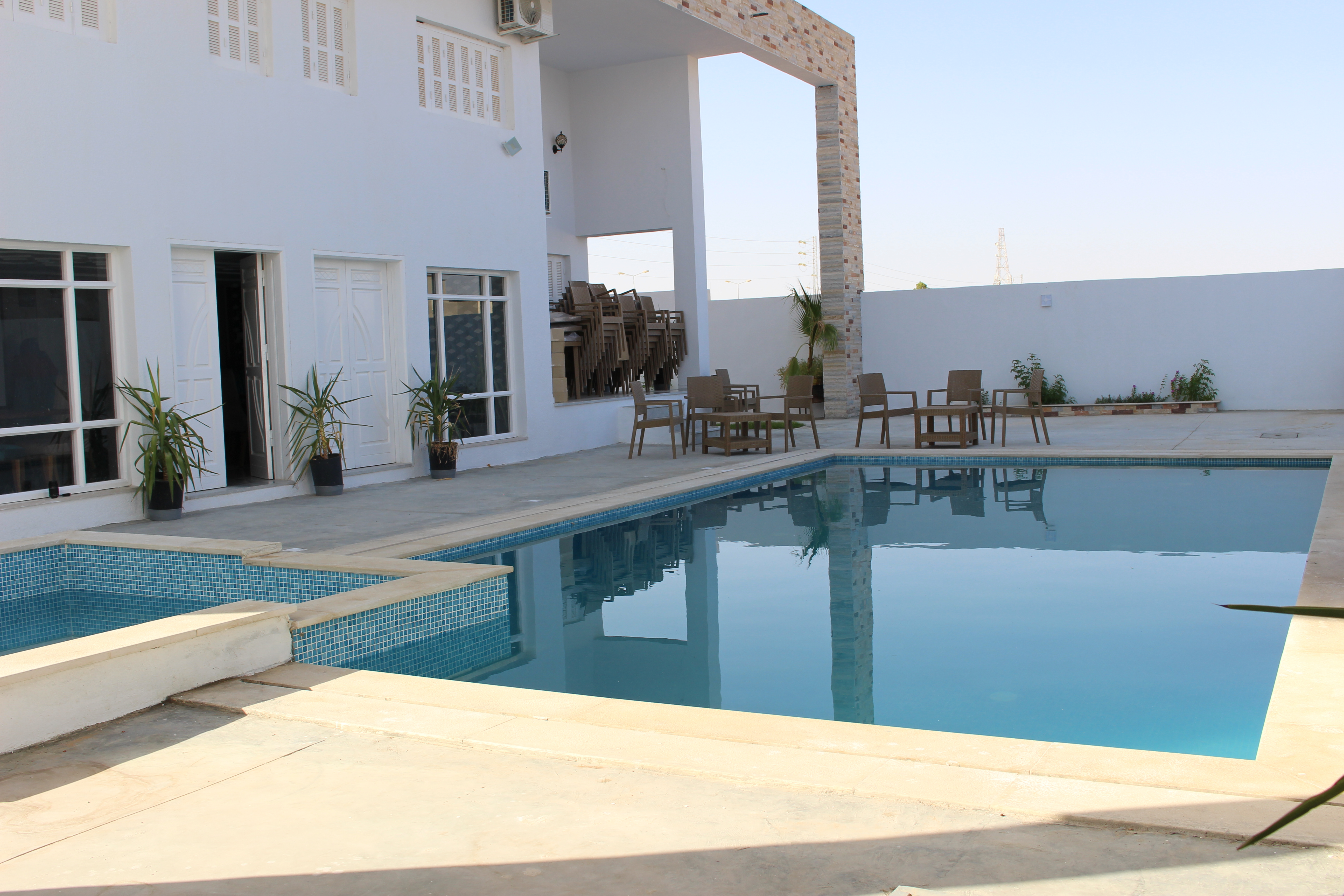Découvrez le confort moderne de l'Hôtel Al Rayan, où des chambres accueillantes et des services de qualité vous attendent. Bienvenue chez nous !